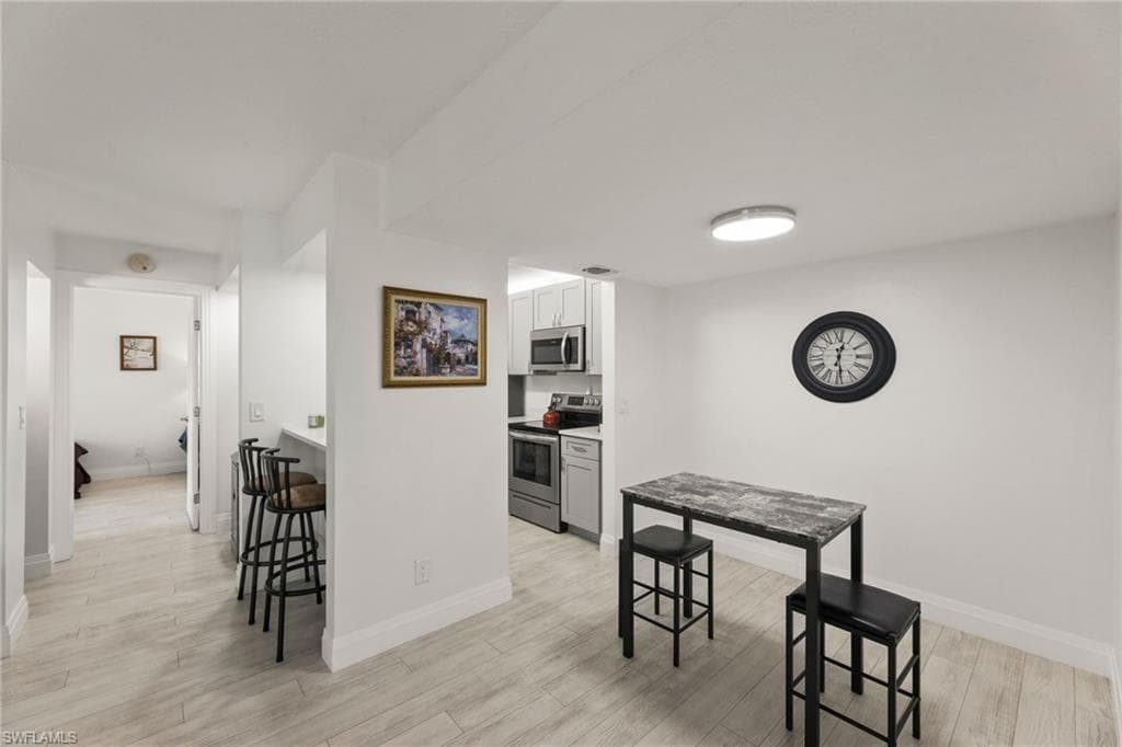 201 Santa Clara Dr 13, Naples, FL 34104-9