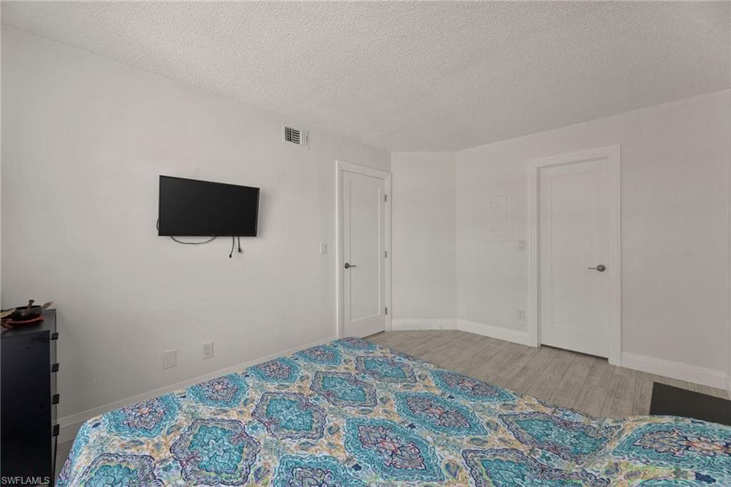 201 Santa Clara Dr 13, Naples, FL 34104-17