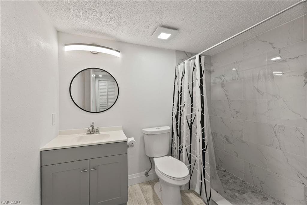 201 Santa Clara Dr 13, Naples, FL 34104-19