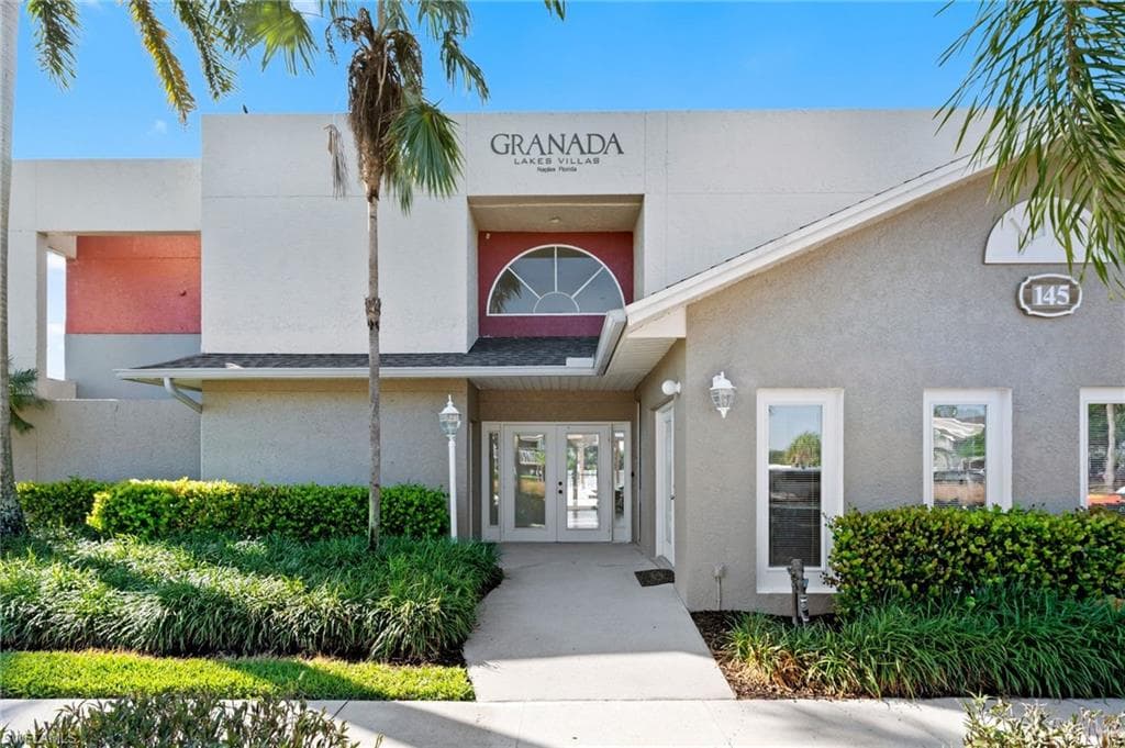 201 Santa Clara Dr 13, Naples, FL 34104-25