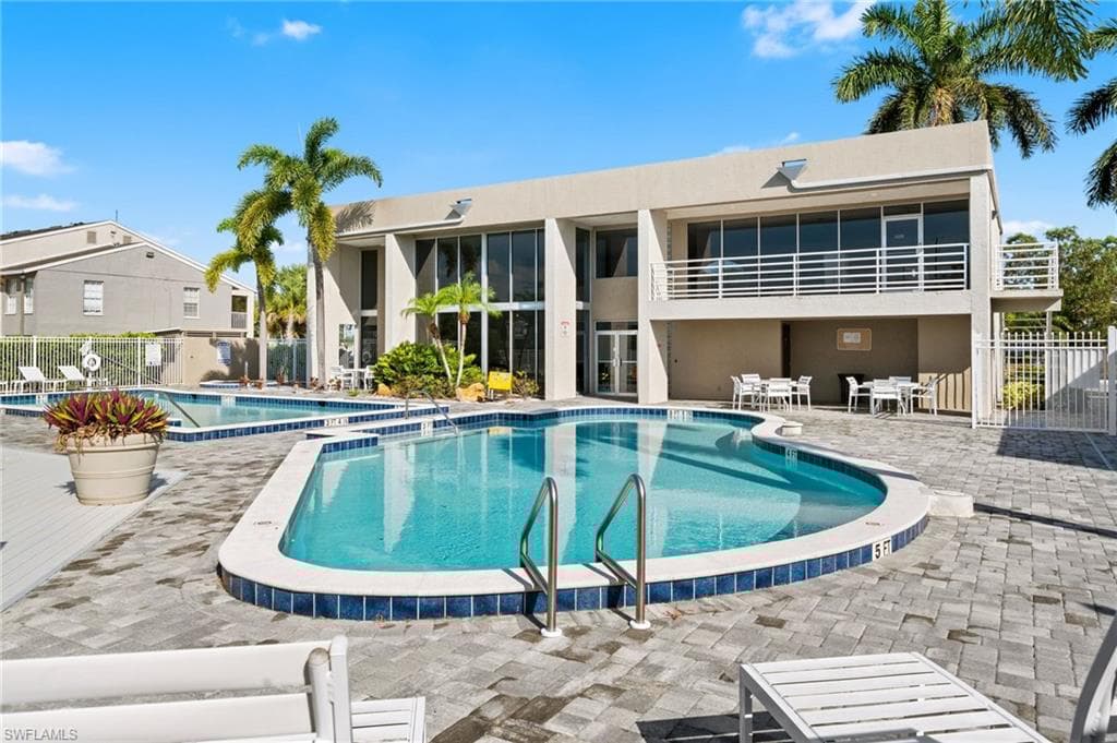 201 Santa Clara Dr 13, Naples, FL 34104-27