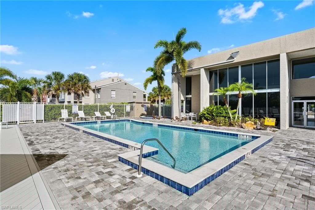 201 Santa Clara Dr 13, Naples, FL 34104-28