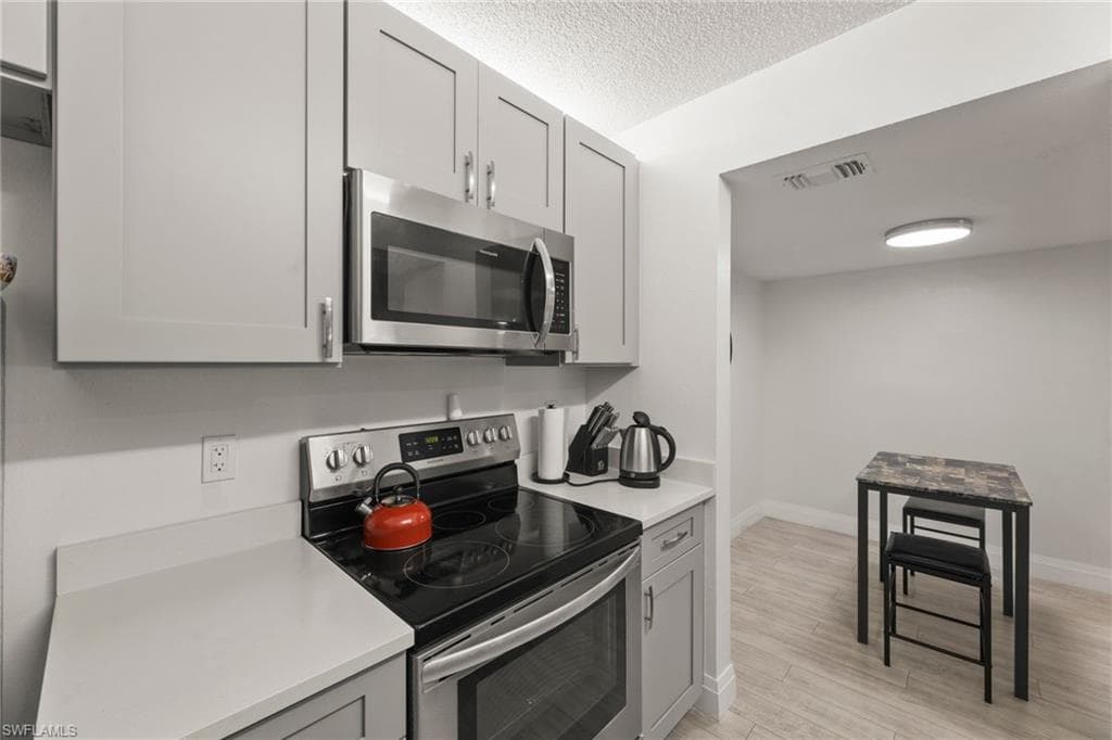 201 Santa Clara Dr 13, Naples, FL 34104-2