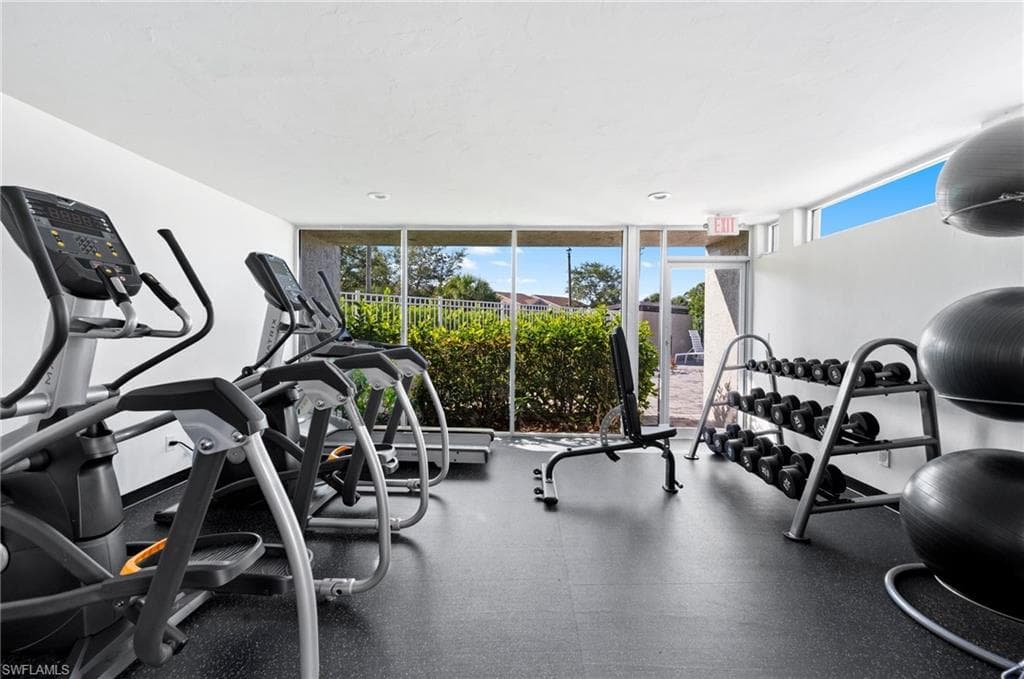 201 Santa Clara Dr 13, Naples, FL 34104-32