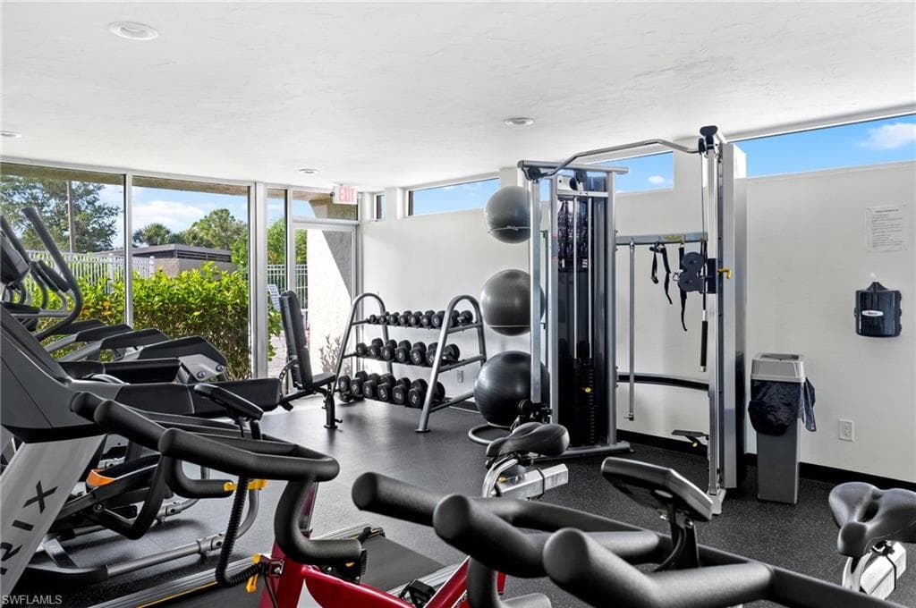 201 Santa Clara Dr 13, Naples, FL 34104-33