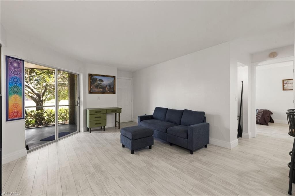 201 Santa Clara Dr 13, Naples, FL 34104-7