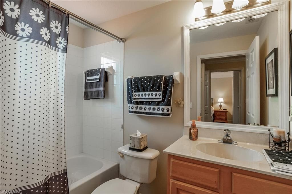 895 Eastham Way 202, Naples, FL 34104-9