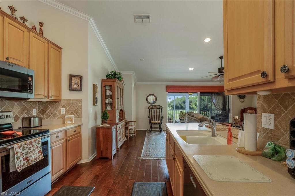 895 Eastham Way 202, Naples, FL 34104-10