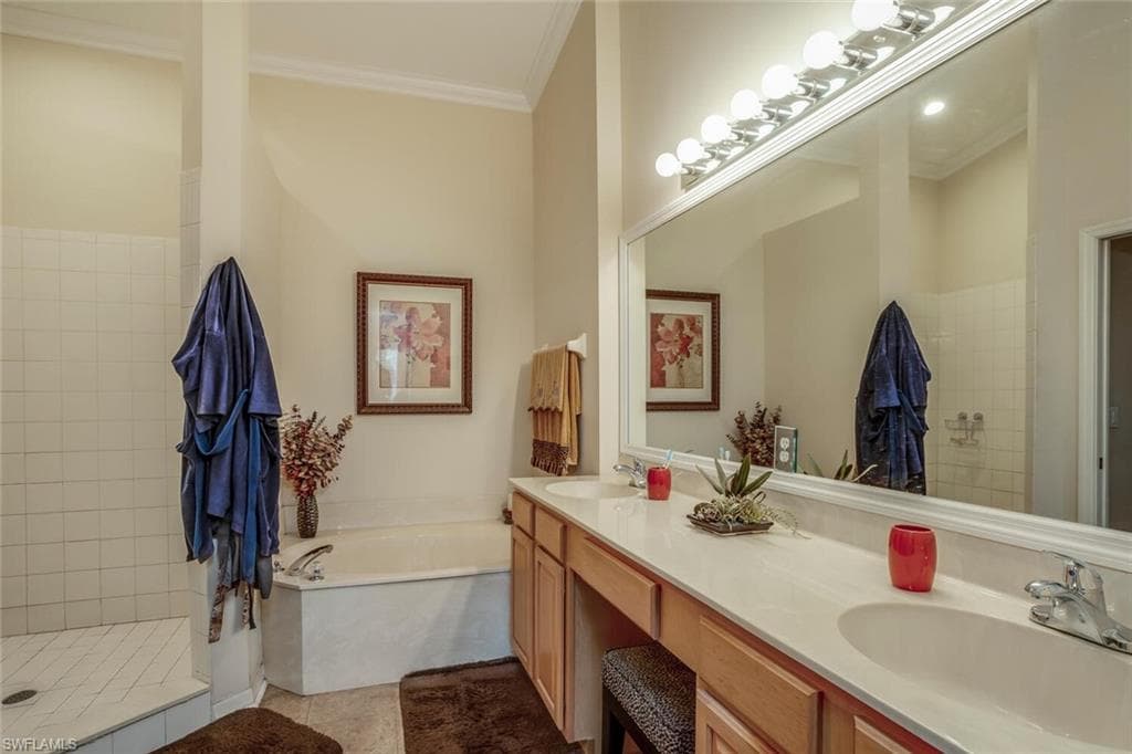 895 Eastham Way 202, Naples, FL 34104-22
