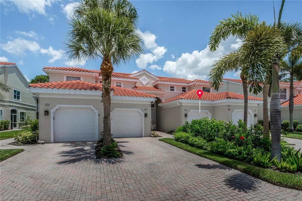 895 Eastham Way 202, Naples, FL 34104-2