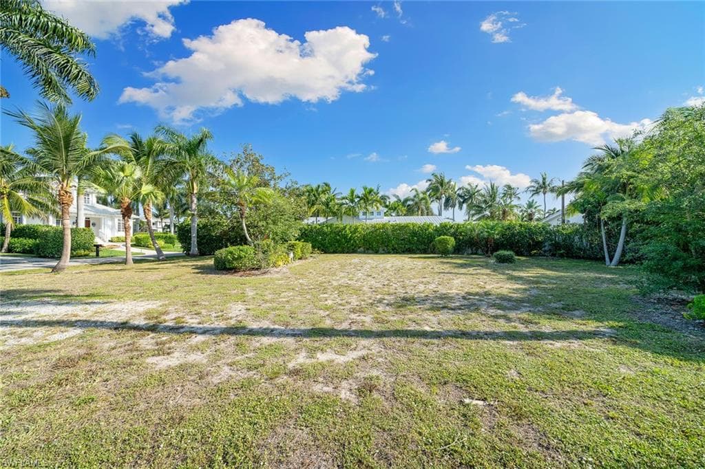 1131 7th St S, Naples, FL 34102-9