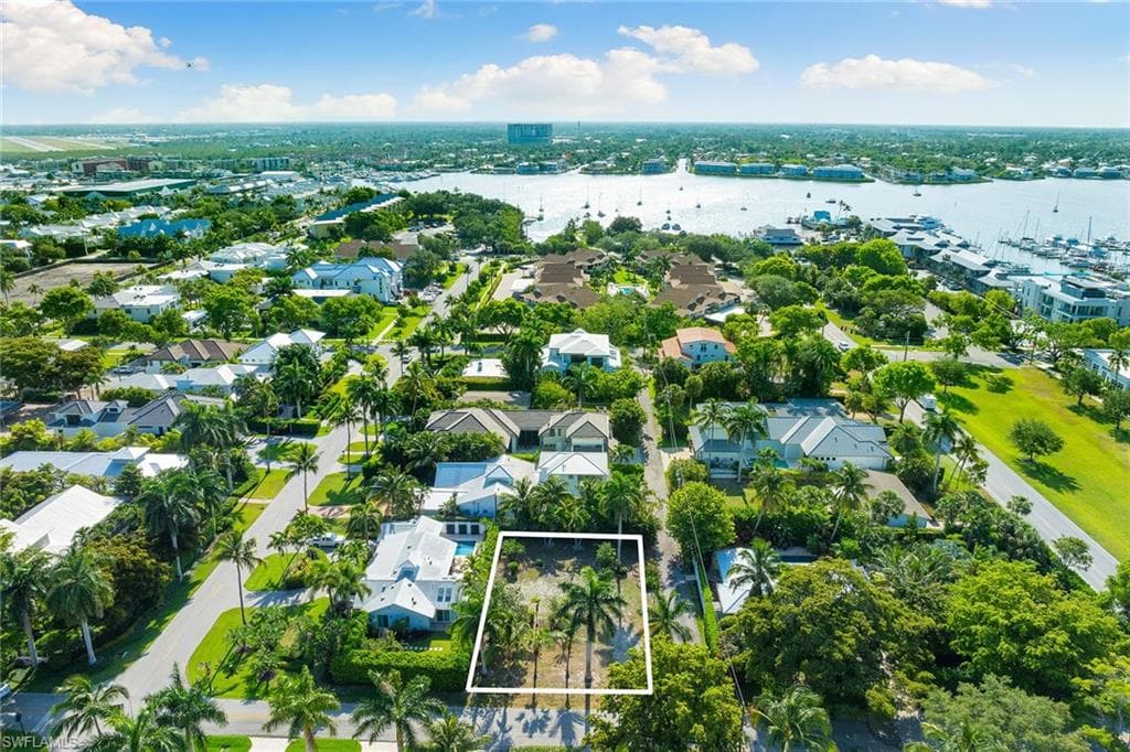 1131 7th St S, Naples, FL 34102-13