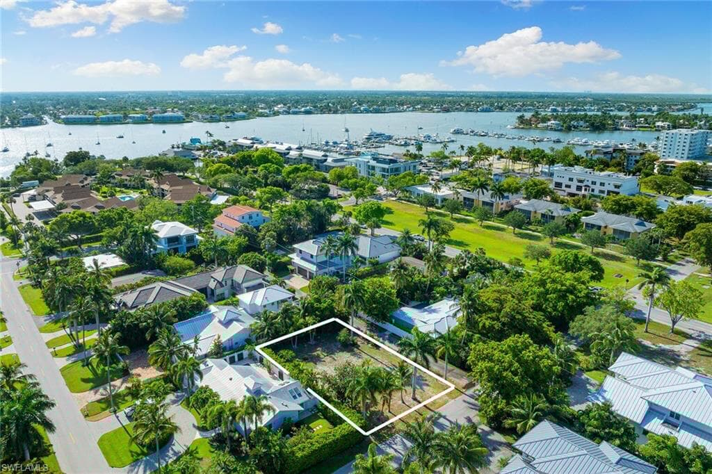 1131 7th St S, Naples, FL 34102-1