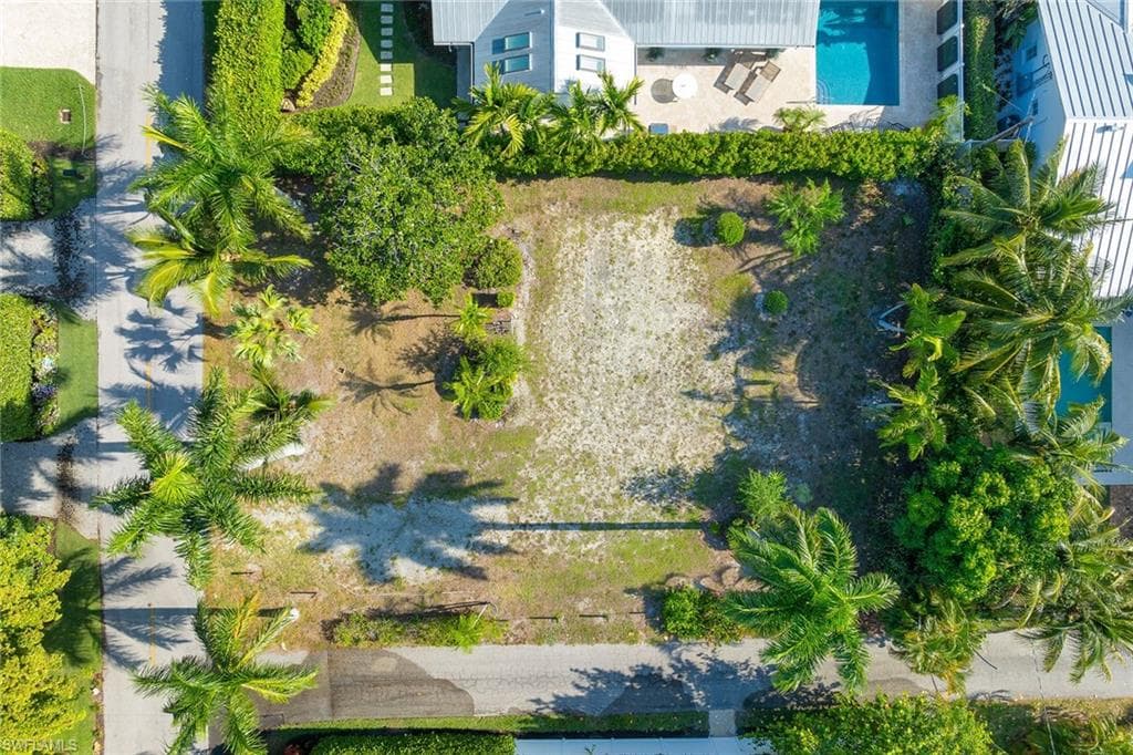 1131 7th St S, Naples, FL 34102-4