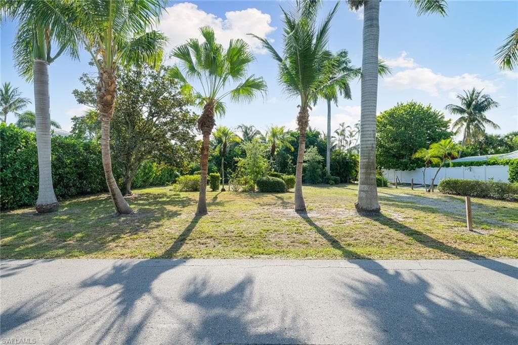 1131 7th St S, Naples, FL 34102-4