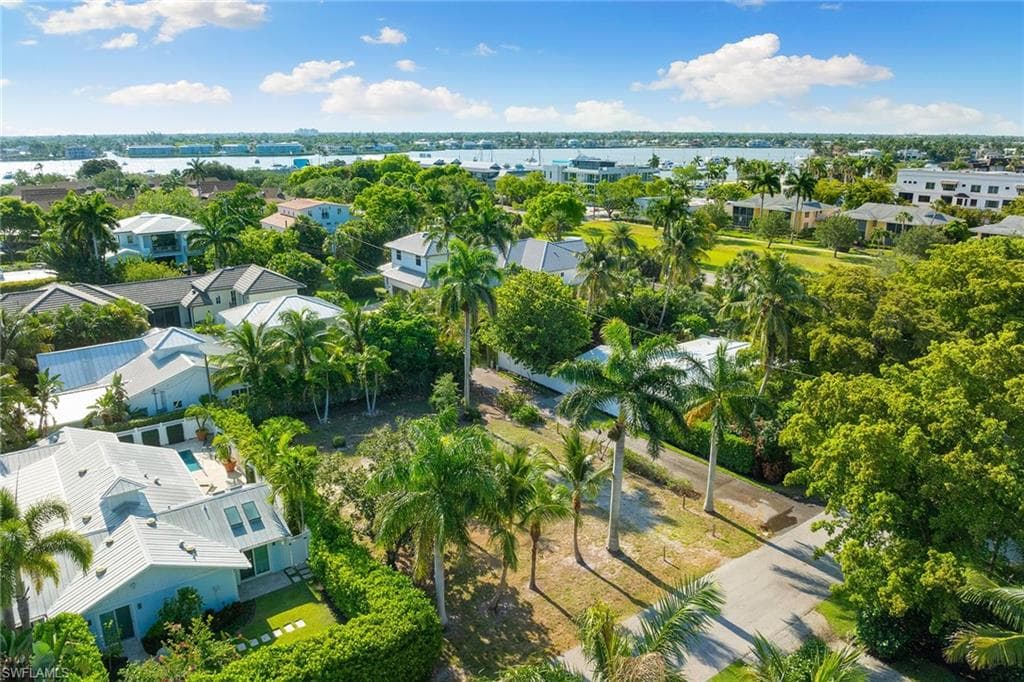 1131 7th St S, Naples, FL 34102-6