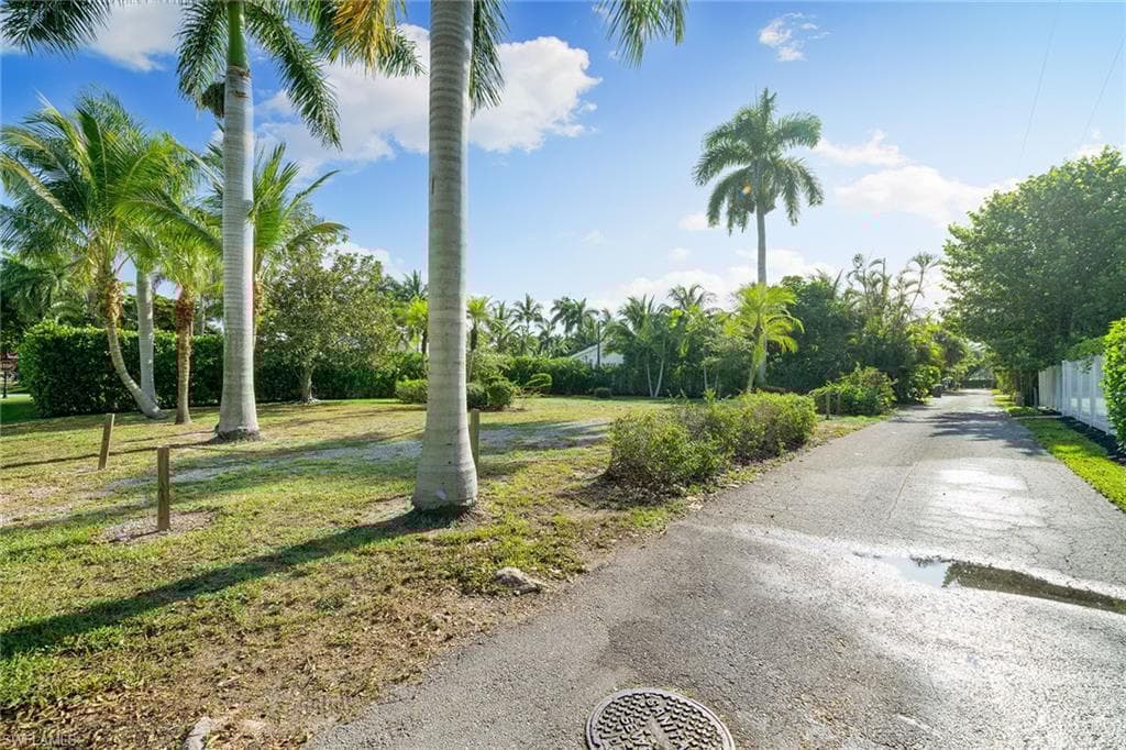 1131 7th St S, Naples, FL 34102-7