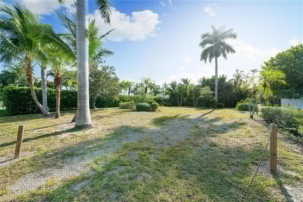 1131 7th St S, Naples, FL 34102-8