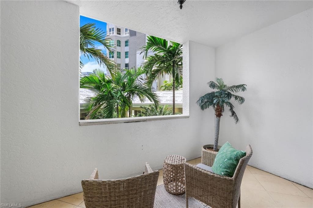 295 Grande Way T-05, Naples, FL 34110-29
