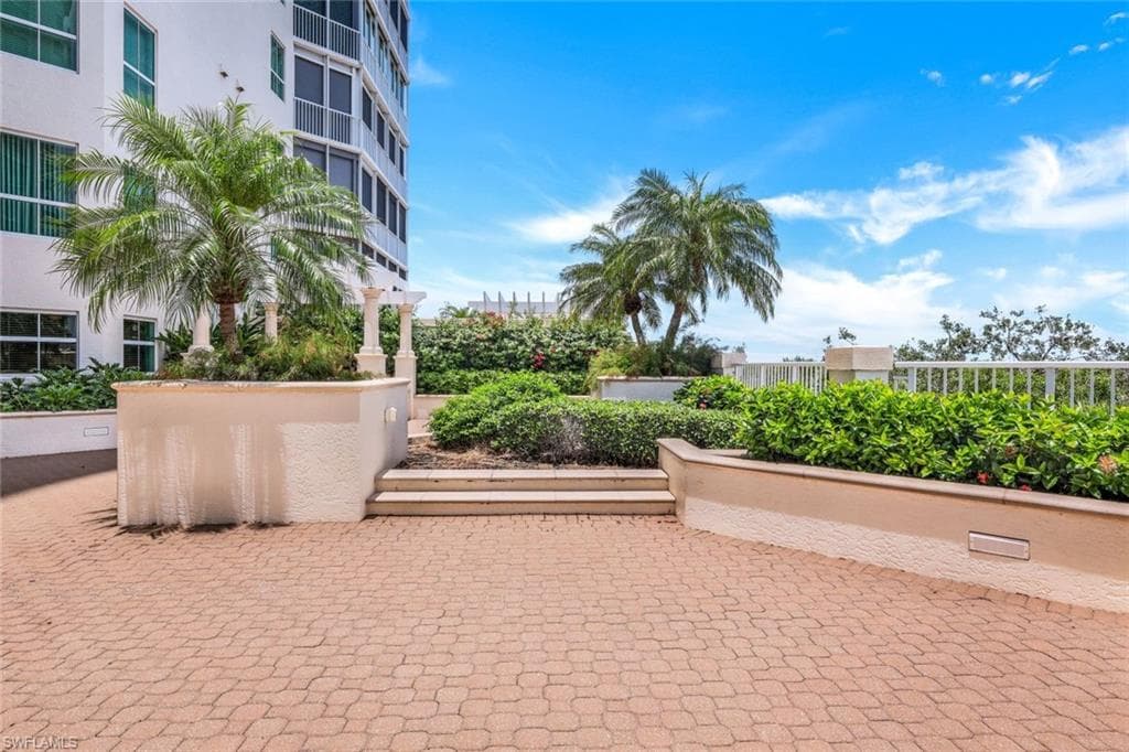 295 Grande Way T-05, Naples, FL 34110-35