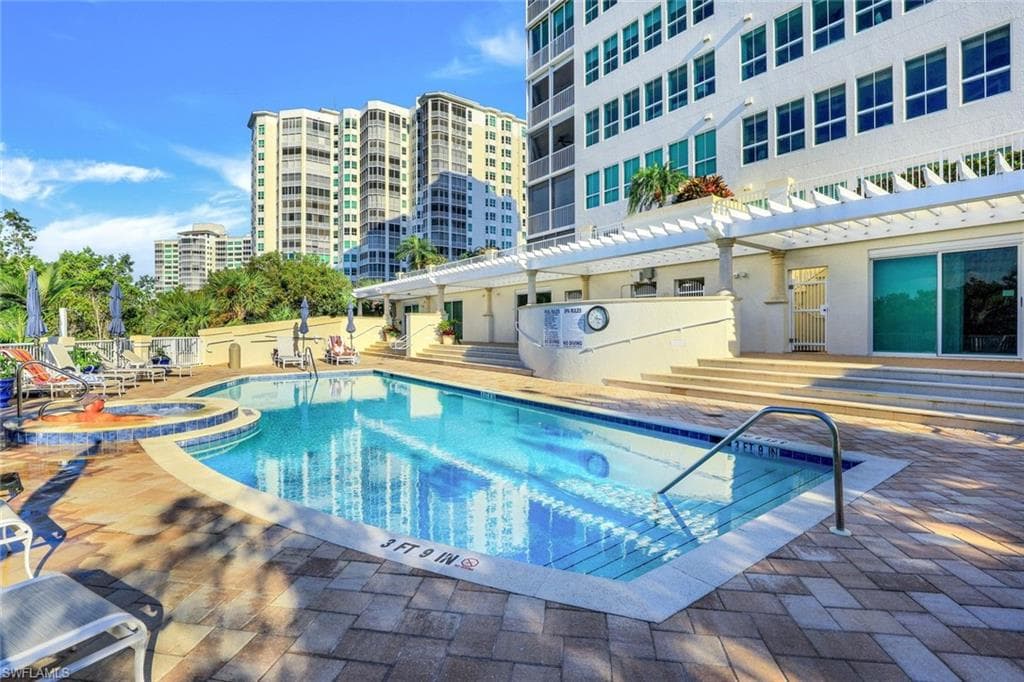 295 Grande Way T-05, Naples, FL 34110-39