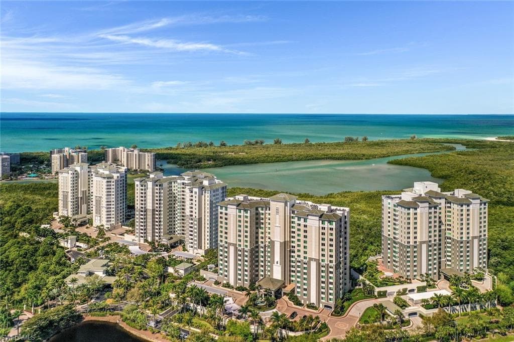 295 Grande Way T-05, Naples, FL 34110-4