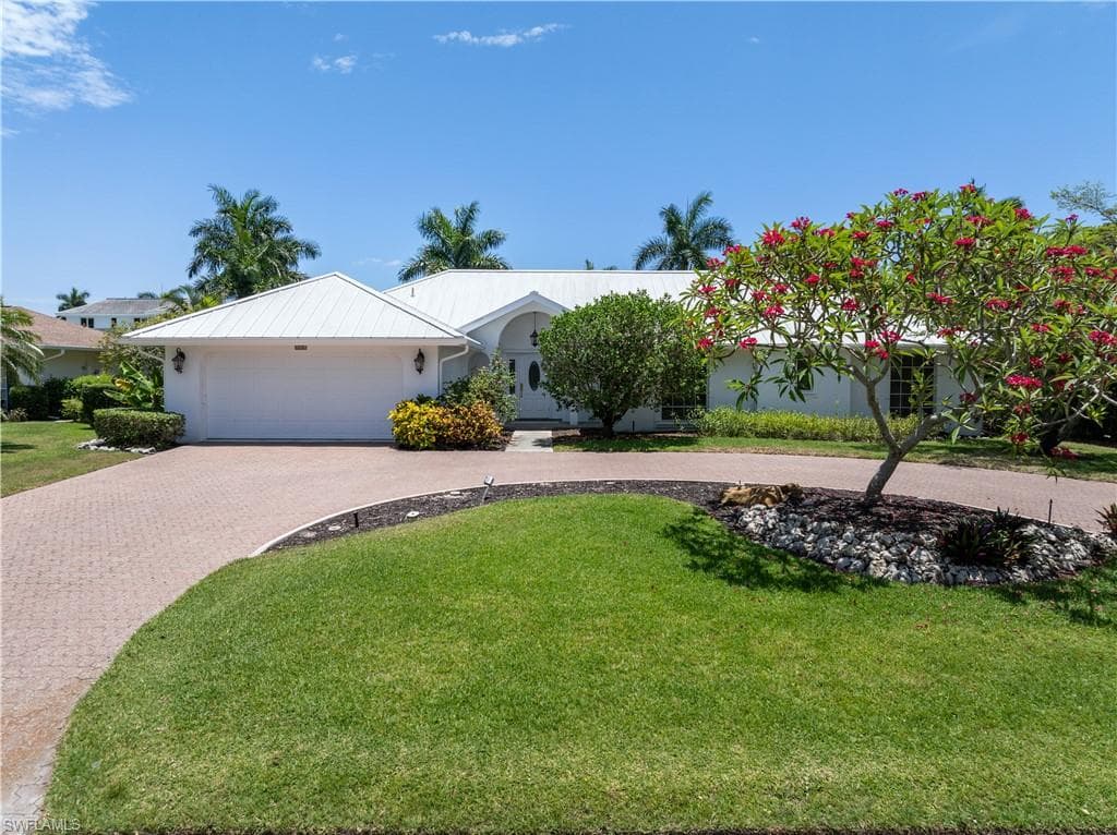 626 Regatta Rd, Naples, FL 34103-1