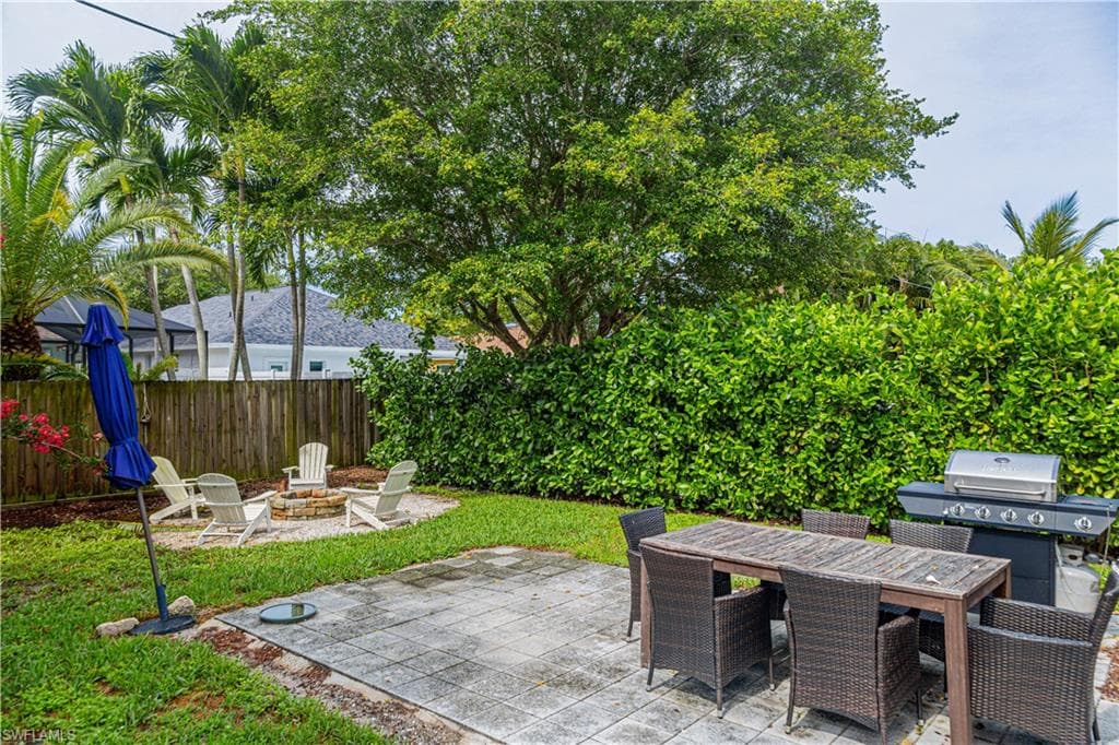 742 99th Ave N, Naples, FL 34108-25