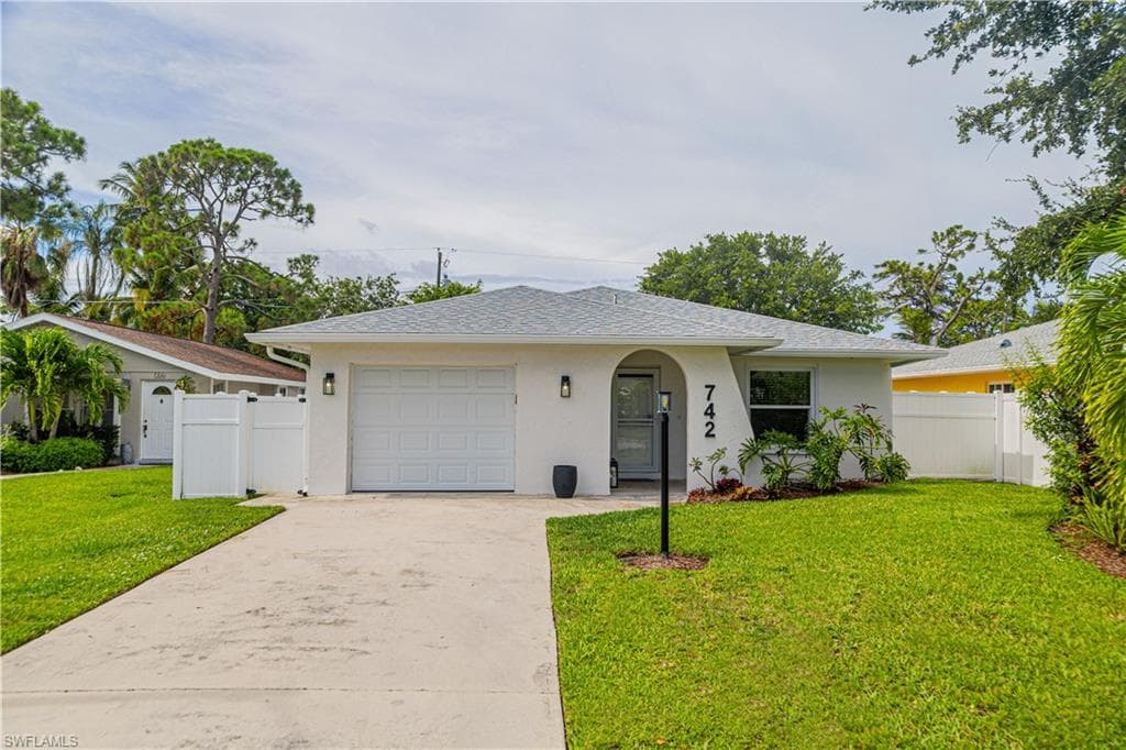 742 99th Ave N, Naples, FL 34108-2