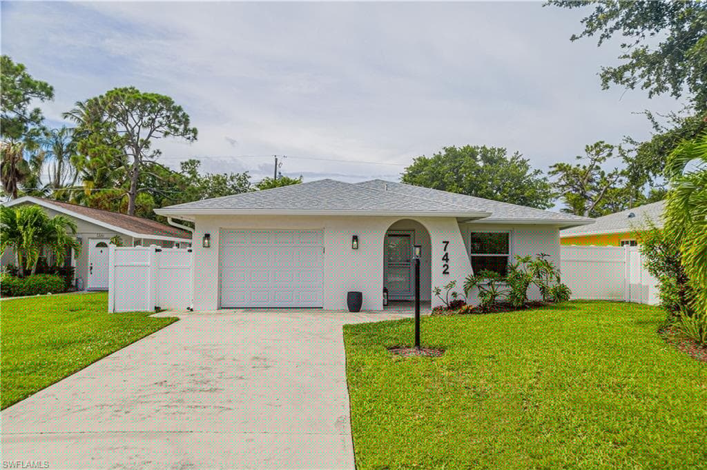 742 99th Ave N, Naples, FL 34108-2