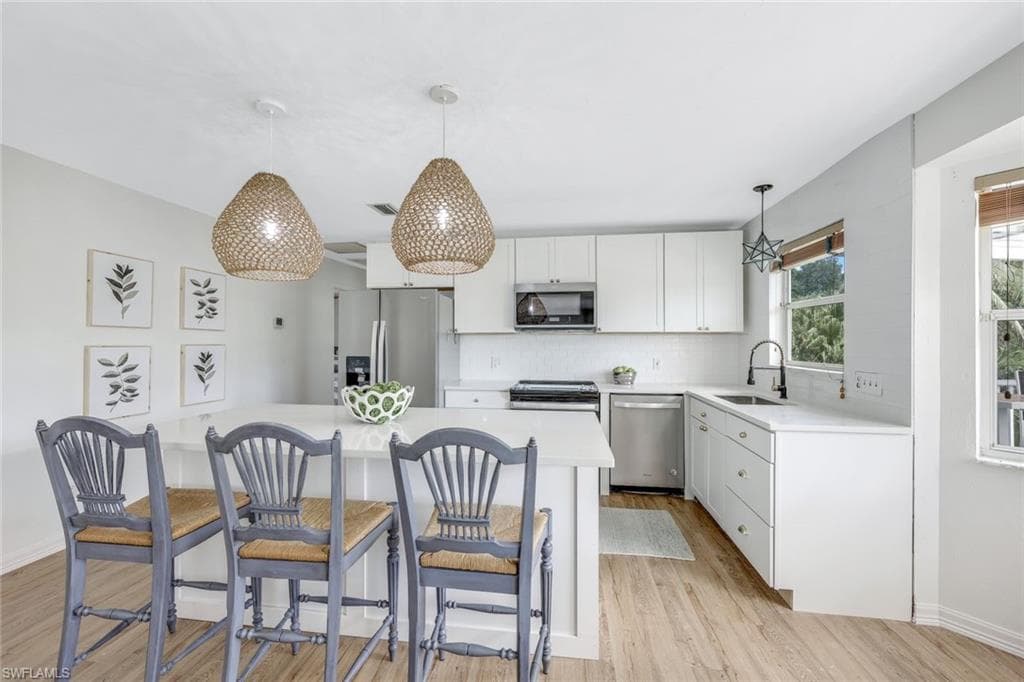 1570 Avion Pl, Naples, FL 34104-4
