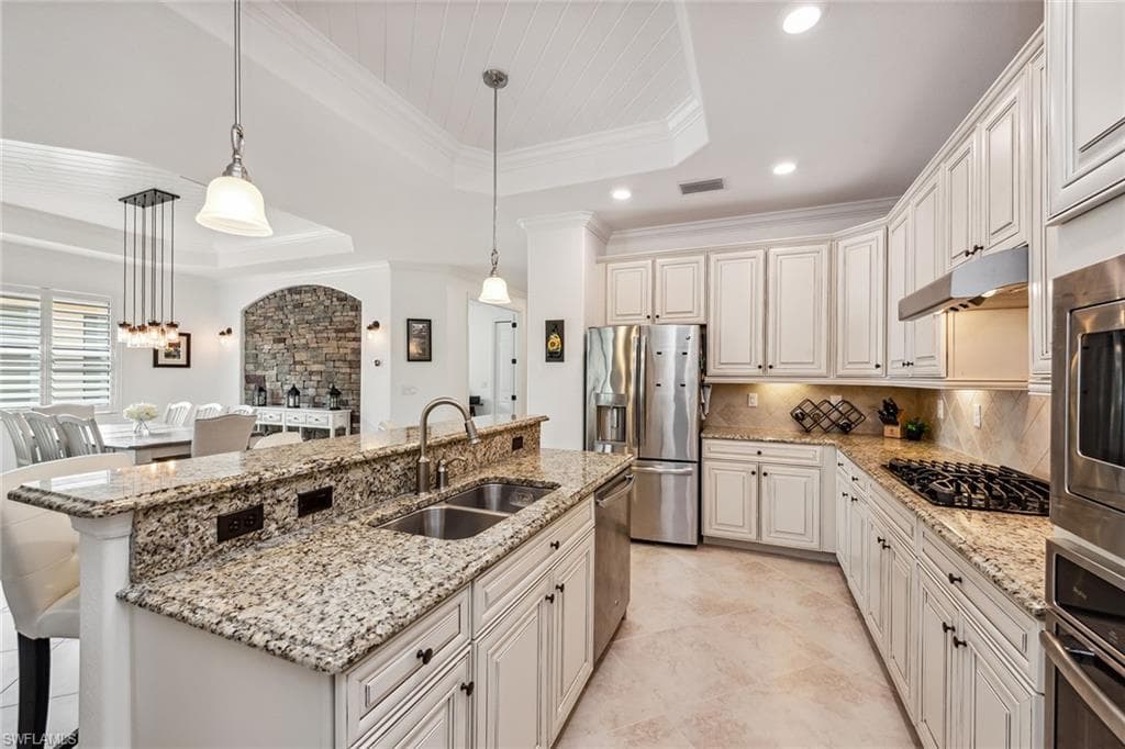 2834 Aviamar Cir, Naples, FL 34114-10