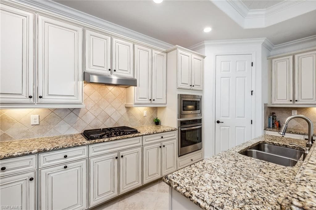 2834 Aviamar Cir, Naples, FL 34114-12