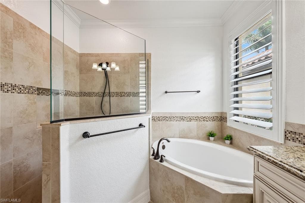 2834 Aviamar Cir, Naples, FL 34114-18