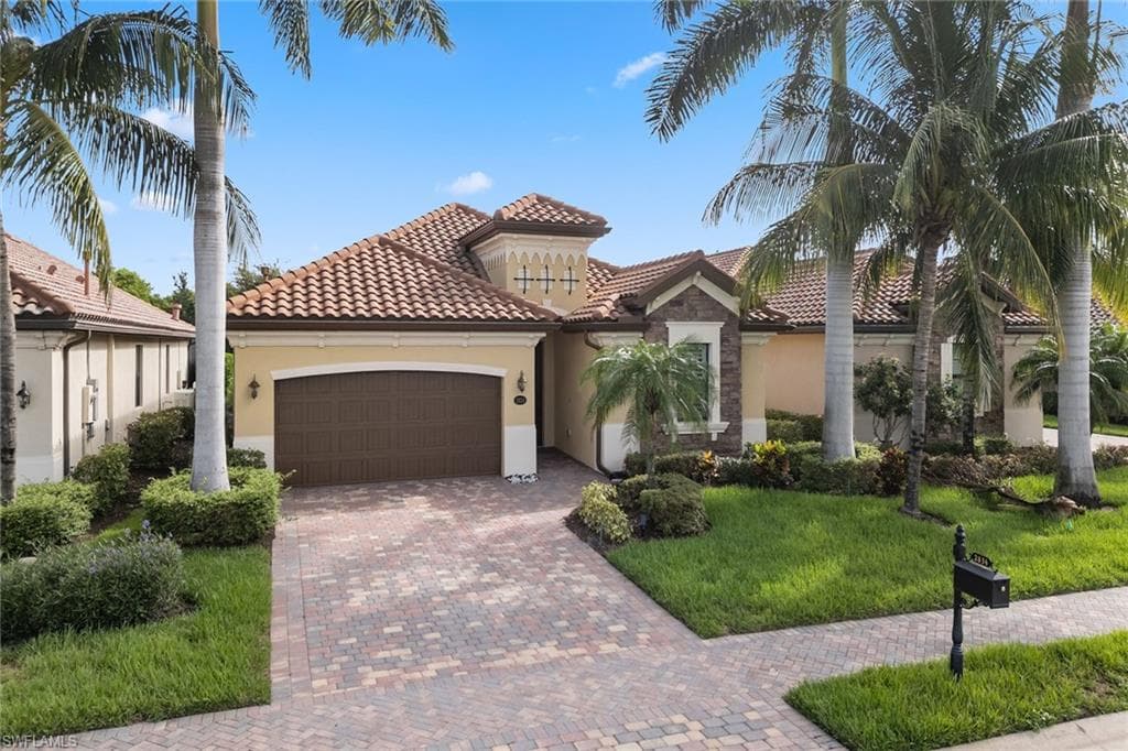 2834 Aviamar Cir, Naples, FL 34114-4