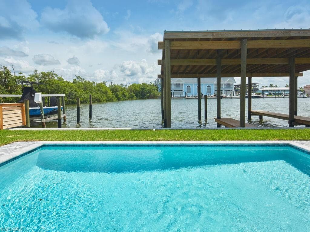 109 Pago Pago Dr E, Naples, FL 34113-25