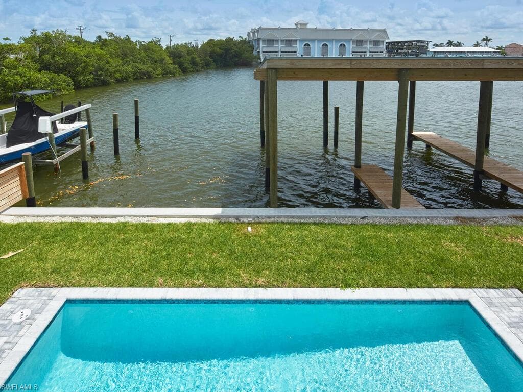 109 Pago Pago Dr E, Naples, FL 34113-2
