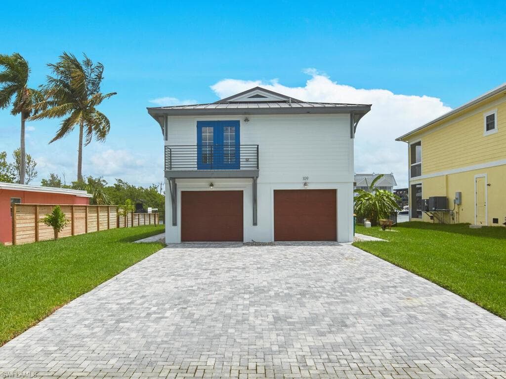 109 Pago Pago Dr E, Naples, FL 34113-3