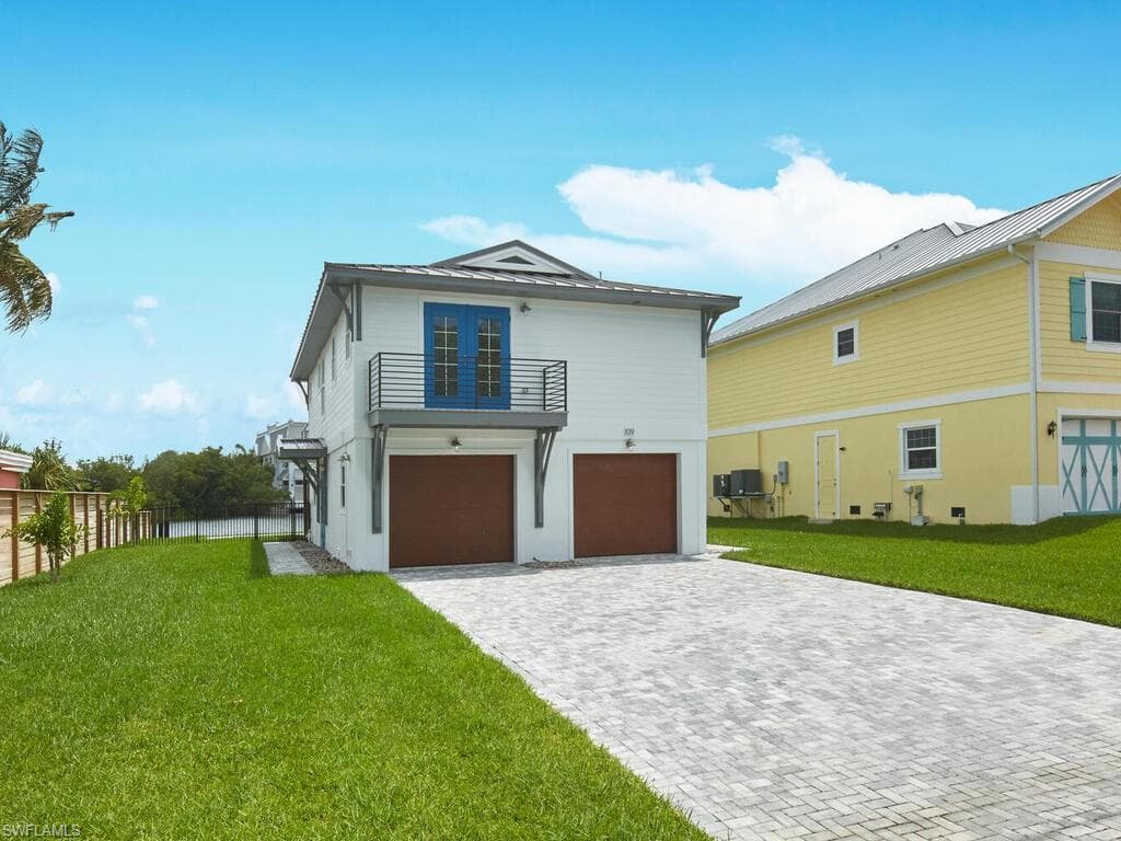 109 Pago Pago Dr E, Naples, FL 34113-4