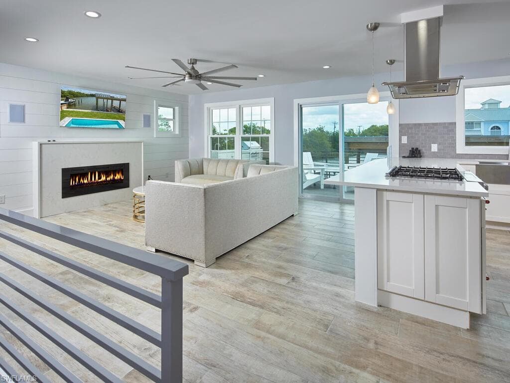 109 Pago Pago Dr E, Naples, FL 34113-5