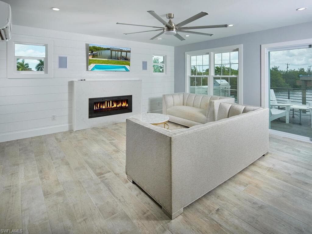 109 Pago Pago Dr E, Naples, FL 34113-6