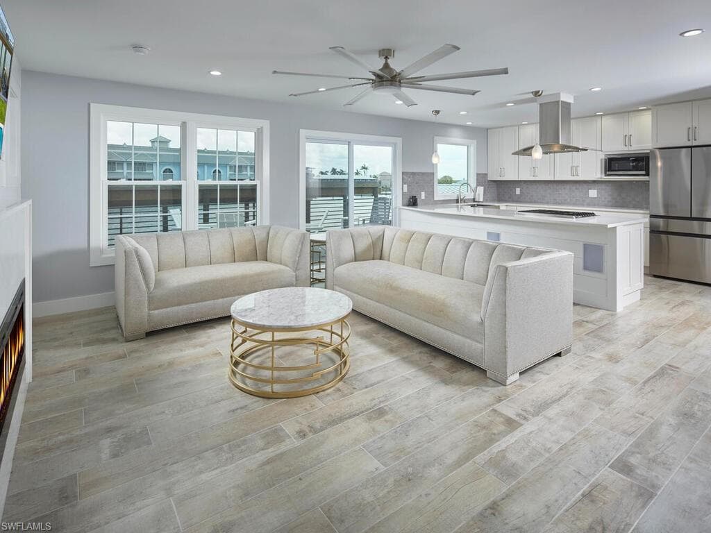 109 Pago Pago Dr E, Naples, FL 34113-7