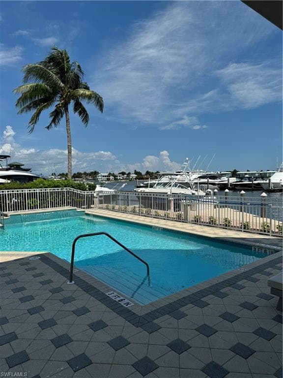 891 10th St S, Naples, FL 34102-11