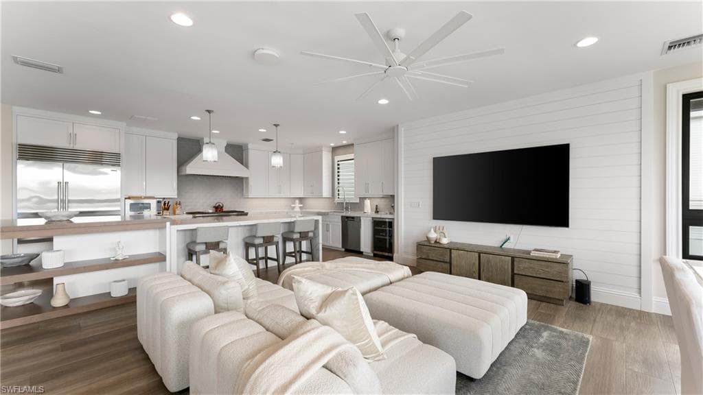 434 Trade Winds Ave, Naples, FL 34108-13