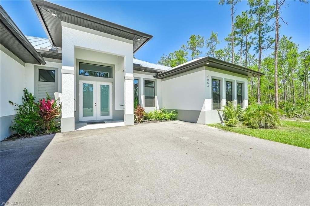 4063 8th Ave NE, Naples, FL 34120-5