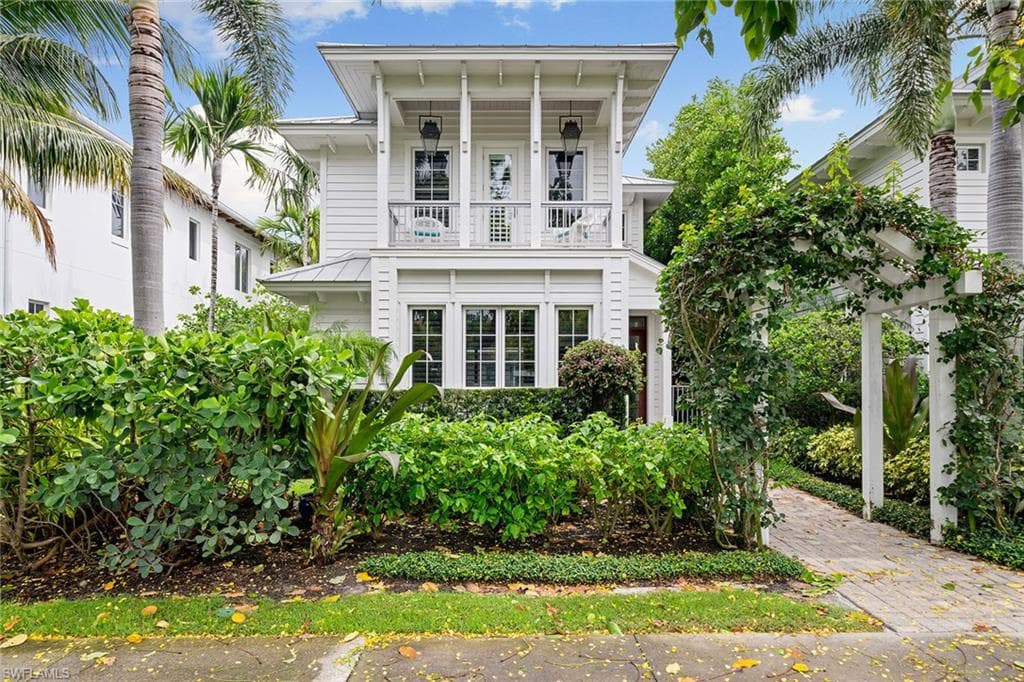 383 4th Ave S, Naples, FL 34102-1