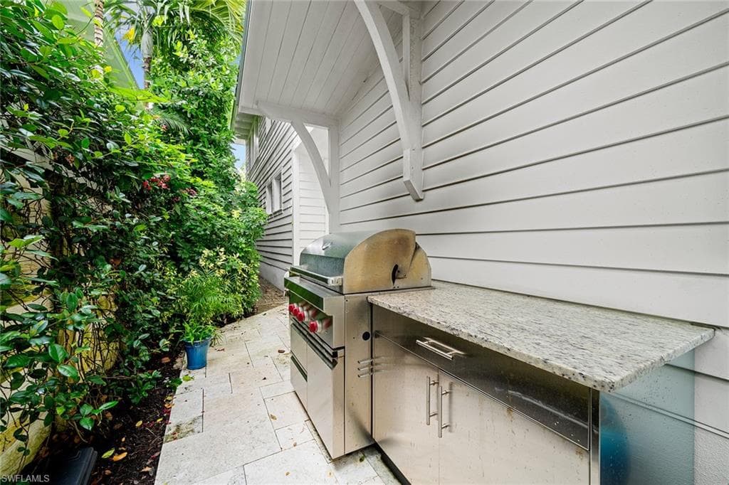 383 4th Ave S, Naples, FL 34102-28