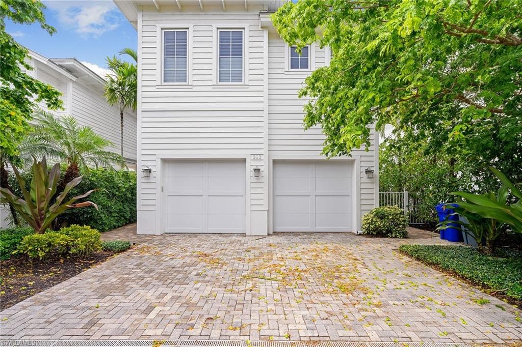 383 4th Ave S, Naples, FL 34102-32