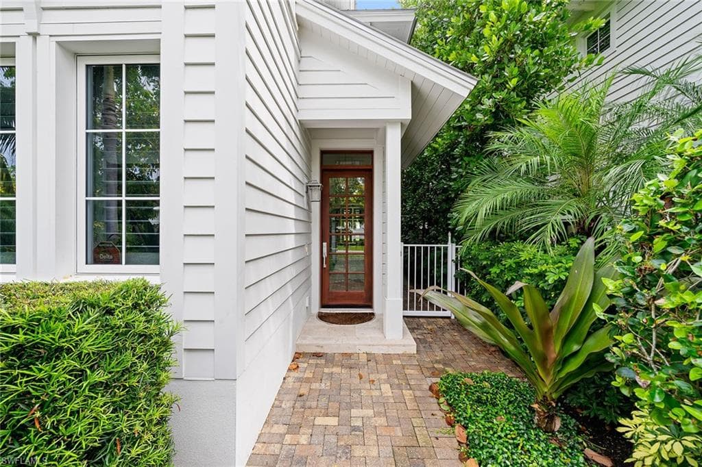 383 4th Ave S, Naples, FL 34102-4