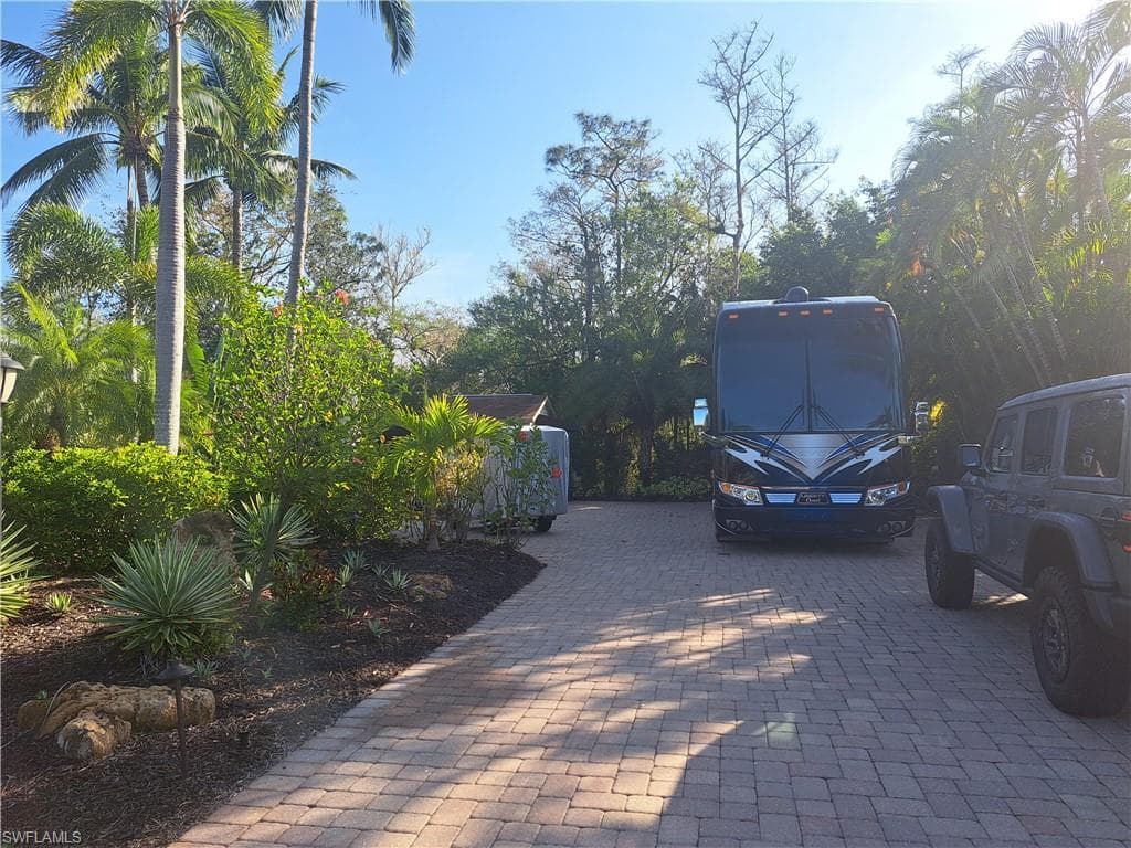 4914 Coach Ln, Naples, FL 34114-1